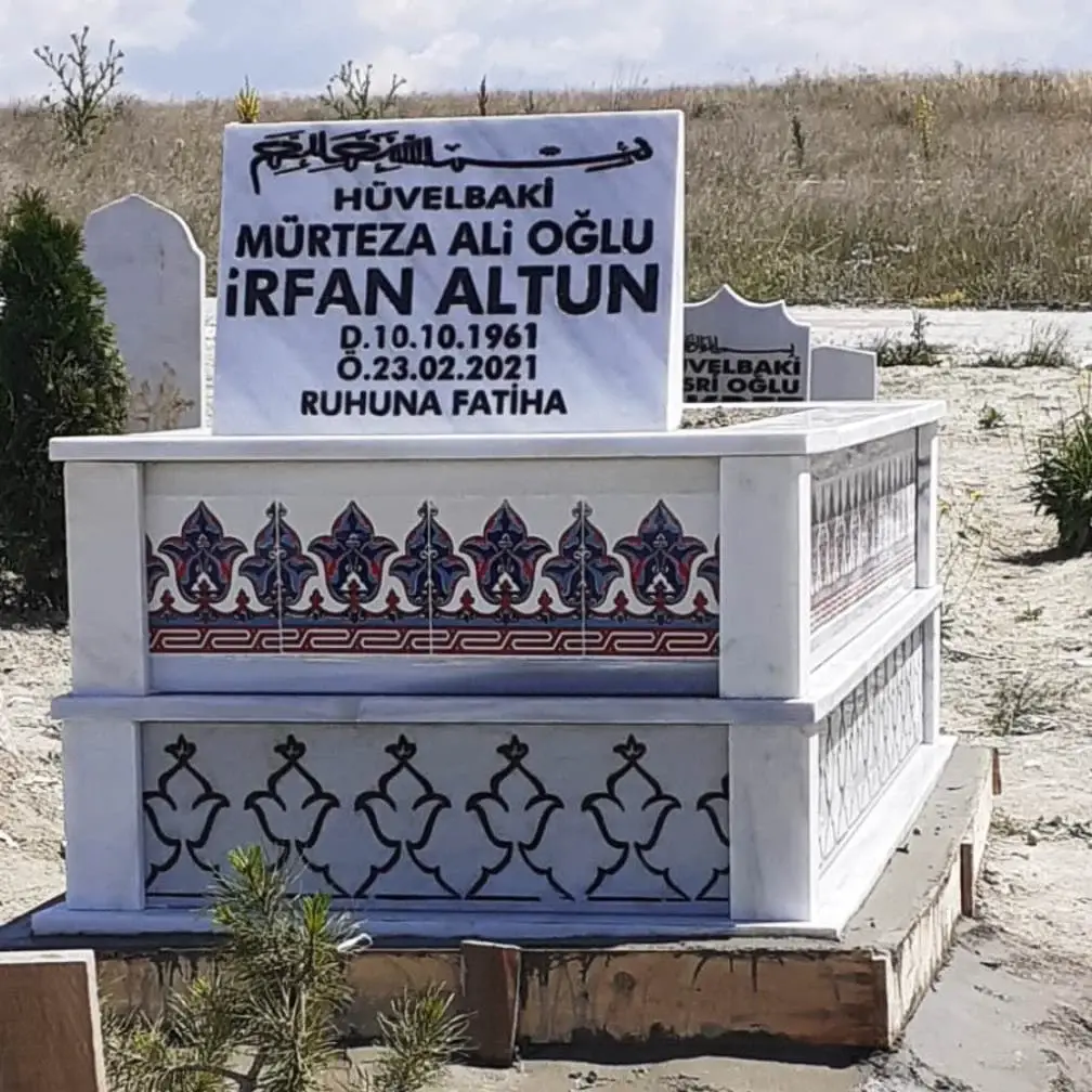 Kütahya çinisi ve geçme desenli beyaz mermer mezar