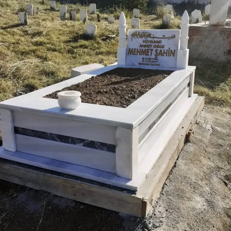 Beyaz mermer mezar, koyu granit kuşak ve saksı – Kütahya