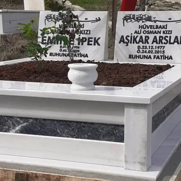 Siyah granit panelli beyaz mermer aile mezarı – Kütahya